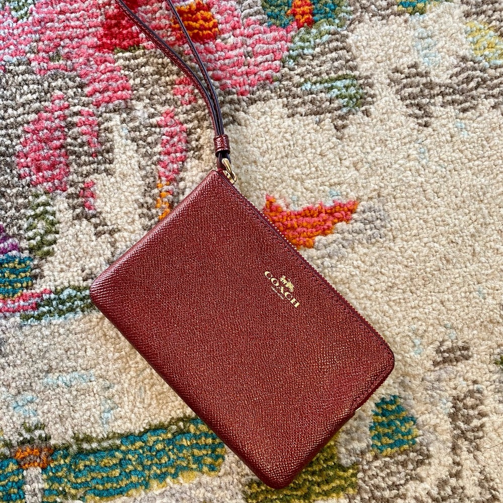 LIKE NEW COACH WRISTLET WALLET ⭐️⭐️⭐️